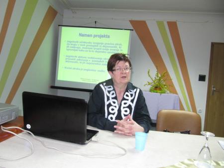 Okrogla miza Otrok v rejništvu = otrok med dvema družinama 16